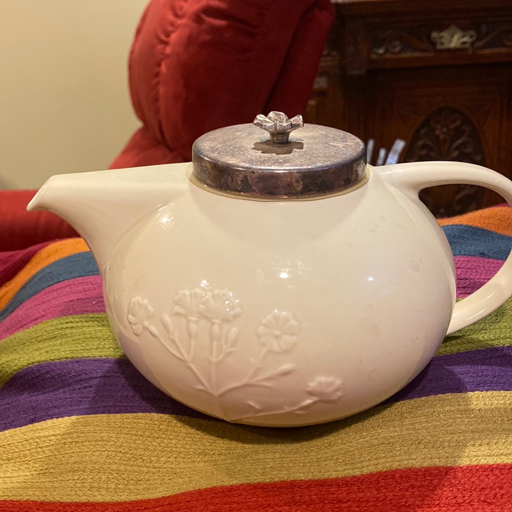 !! SALE !! Lovely Villeroy & Boch Teapot  Silver /Silverplated ? Lid-flower desg